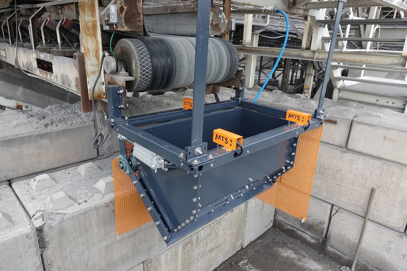 CDW Conveyor Discharge Weigher at the end of a belt