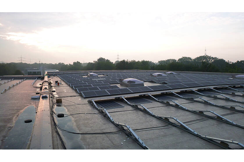  More sustainability: Masterflex relies on photovoltaics With the installation of a modern photovoltaic system on around 1,900 square meters of roof space, the Masterflex Group is taking an important step towards greater sustainability.