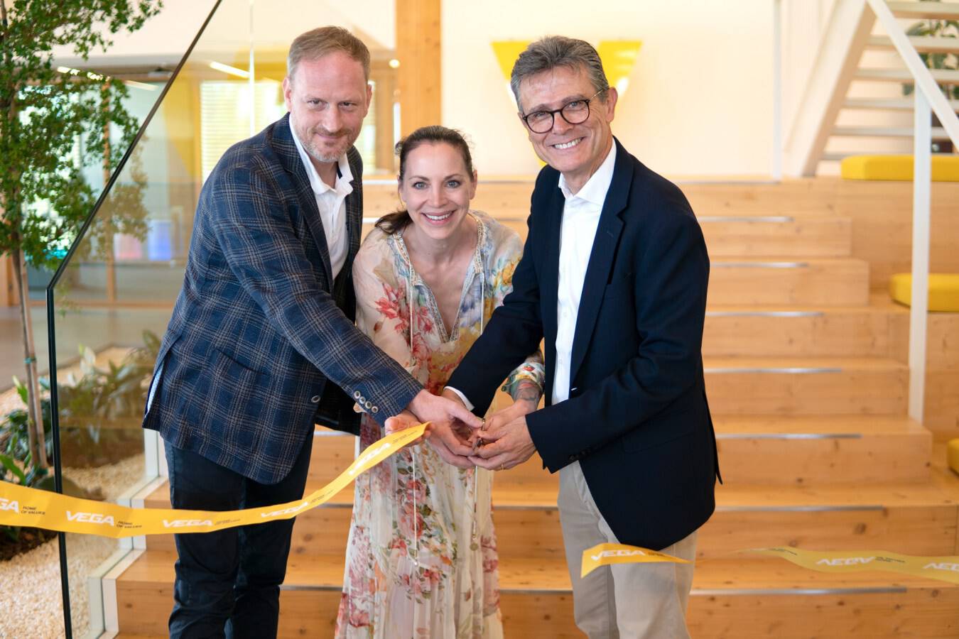 Markus Kniesel (links) und Isabel Grieshaber, Geschäftsleitung der VEGA Grieshaber KG, eröffnen mit Carlos Montala, Geschäftsführer von VEGA Instrumentos, das neue Gebäude in Spanien
