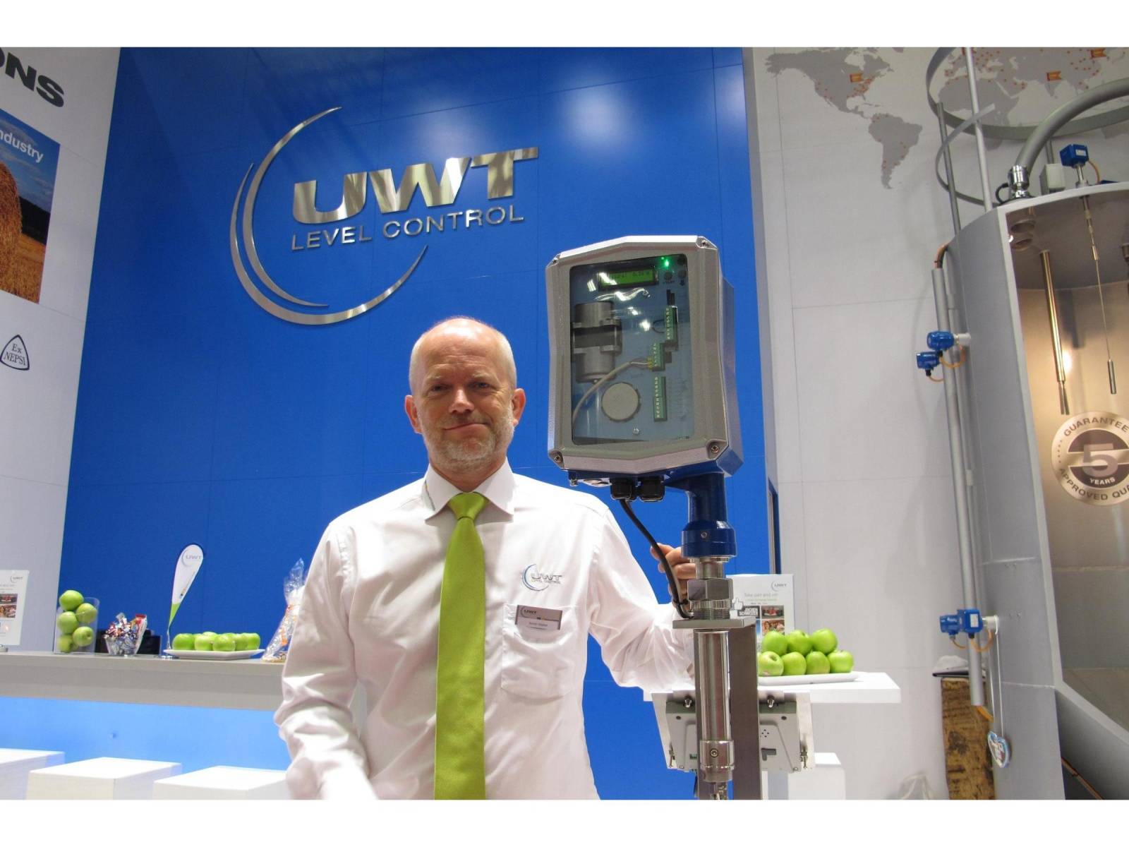 Armin Waibel, productmanager from UWT is presenting the electromechanical Lotsystem Nivobob®