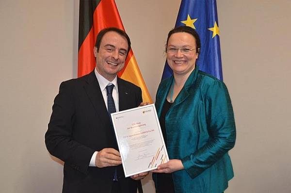 Bundesministerin für Arbeit und Soziales, Andrea Nahles gratulierte  Alexander Kulitz, Mitglied der Geschäftsleitung bei ESTA, persönlich. 