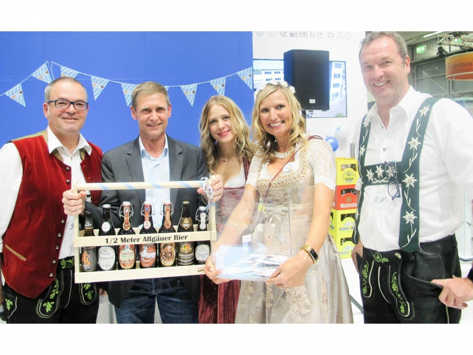 Thomas Schäfer, Andrea Strobl, Andrea Fisher and Uwe Niekrawietz with a winner