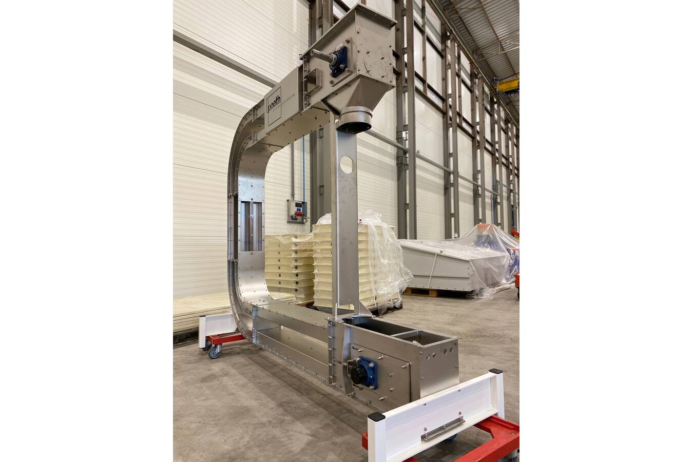 Poeth Z-/ C-Conveyor ATEX explosionsgeschützt In mechanischen Förderbändern sind hohe Geschwindigkeiten wegen Explosionsgefahr unerwünscht. Die Z-/ C-Conveyors von Poeth sind aufgrund reduzierter Geschwindigkeiten ATEX-sicher.