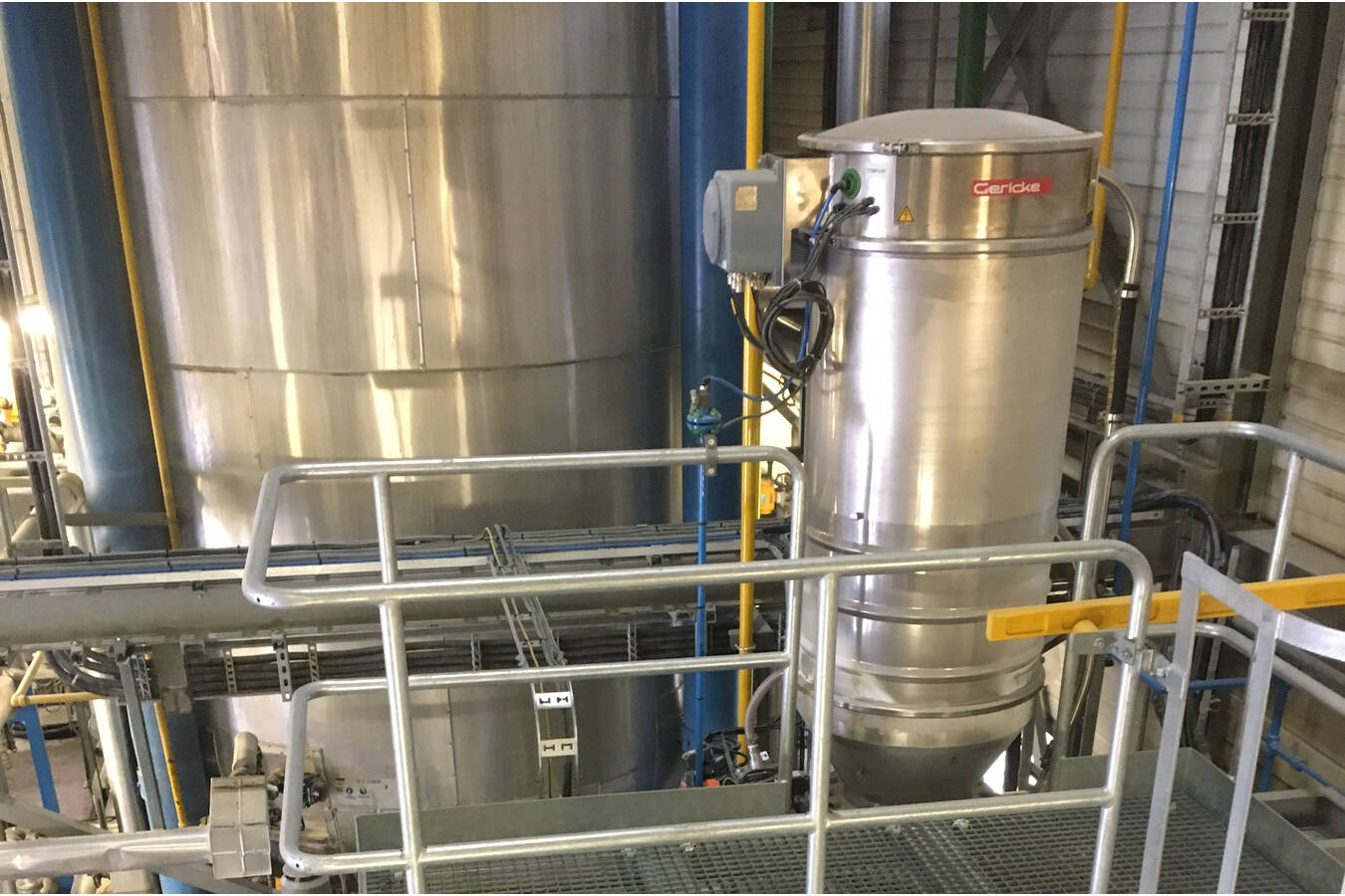 Ergonomische und sichere Reaktorbefüllung Gericke hat ein ergonomisches Reaktorbefüllsystem mittels Vakuum- und Überdruck-Pneumatik-Transportsystemen entwickelt und geliefert.