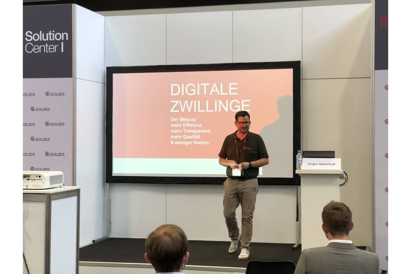 Gefragte Experten für die Digitalisierung Der Wertschöpfung Sowohl von der “SOLIDS 2022” als auch auf den von SIEMENS veranstalteten “FOOD & BEVERAGE EXPERT DAYS” wurde unser Geschäftsführer Jürgen Opdenhoff als Experte eingeladen, um einen Vortrag zum Thema “Digitale Zwillinge in der Produktion” zu halten.