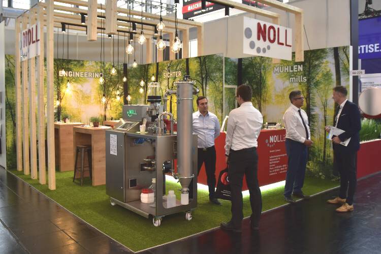 Sonnige Bilanz NOLL auf der POWTECH 2022. Die Aufbereitungstechnologie NOLL erntete großen Beifall für ihre jüngste Innovation, die ultra-kompakte Laboranlage 1050. Stark gefragt bleibt auch NOLLs exklusive Prallstrommühle DemiNo®: Mit ihr lässt sich immens Energie sparen.