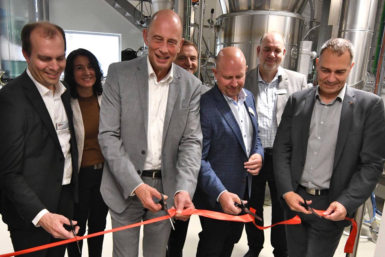 	 Festive inauguration of the Dryflux facility. The participants (from left to right): Jay Nowak, CEO Glatt Group, Economics Minister of Thuringia, Wolfgang Tiefensee (SPD) Jeff White, Head of the Surface Solutions business unit within the Electronics bus