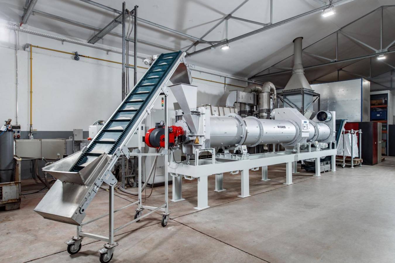 The new TK-D drum dryer / cooler system MOZER as a pilot plant in the Allgaier Test Center, Uhingen, Germany enables the solids to be dried to very low temperatures up to near ambient or cooling air temperatures